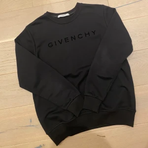 Givenchy Tröja  - Knappt använt, i nytt skick. Priset är ej hugget i sten.