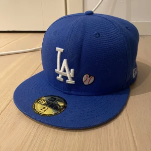 Blå New Era Keps  - Storlek 7 3/8  I perfekt skick!