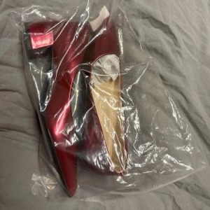 Röda pumps med låg klack - Snygga röda pumps med en elegant spetsig tå och låg klack. Perfekta för att ge en färgklick till din outfit. Skorna har en glansig finish som ger en lyxig känsla. Helt oanvända, de är små för mig❤️