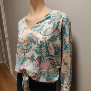 Snygg siden-blus  - Snygg siden blus från Unika Paris. Använd endast en gång.