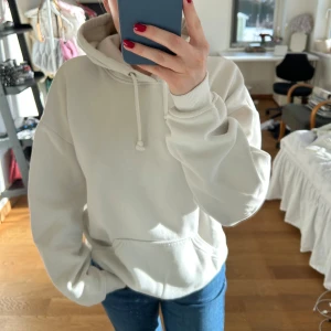Vit hoodie - Vit basic hoodie med snören från bikbok!🌟 storlek xs men hyfsat stor
