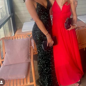 Grön glittrig långklänning - Snygg grön glittrig långklänning med djup v-ringning och smala axelband. Perfekt för balen😄