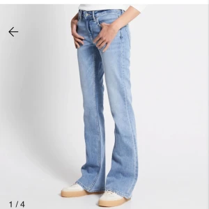 Blå bootcut jeans - Snygga ljusblå bootcut jeans med låg midja. I väldigt bra skick💗