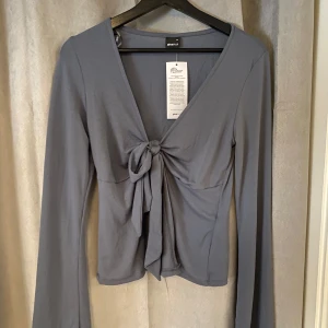 Grå/blå långärmad topp från Gina Tricot - Säljer denna fina topp då den inte kommer till användning. Aldrig använd och prislappen är kvar!🫶🏼