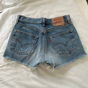 levis shorts  - jeansskjorts från levis🤗de är i jättefint skick men tyvärr för små för mig. midjemått 27 som syns i sista bilden, men mätt i cm är midjemåttet tvärs över ca 36-37cm💕