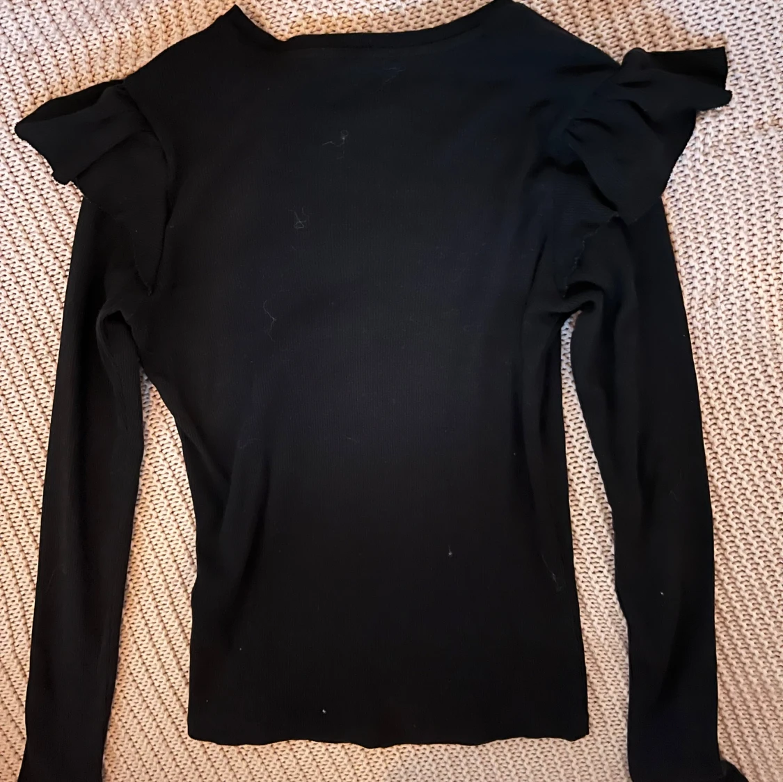 Svart långärmad topp med volang från Reserved - 1