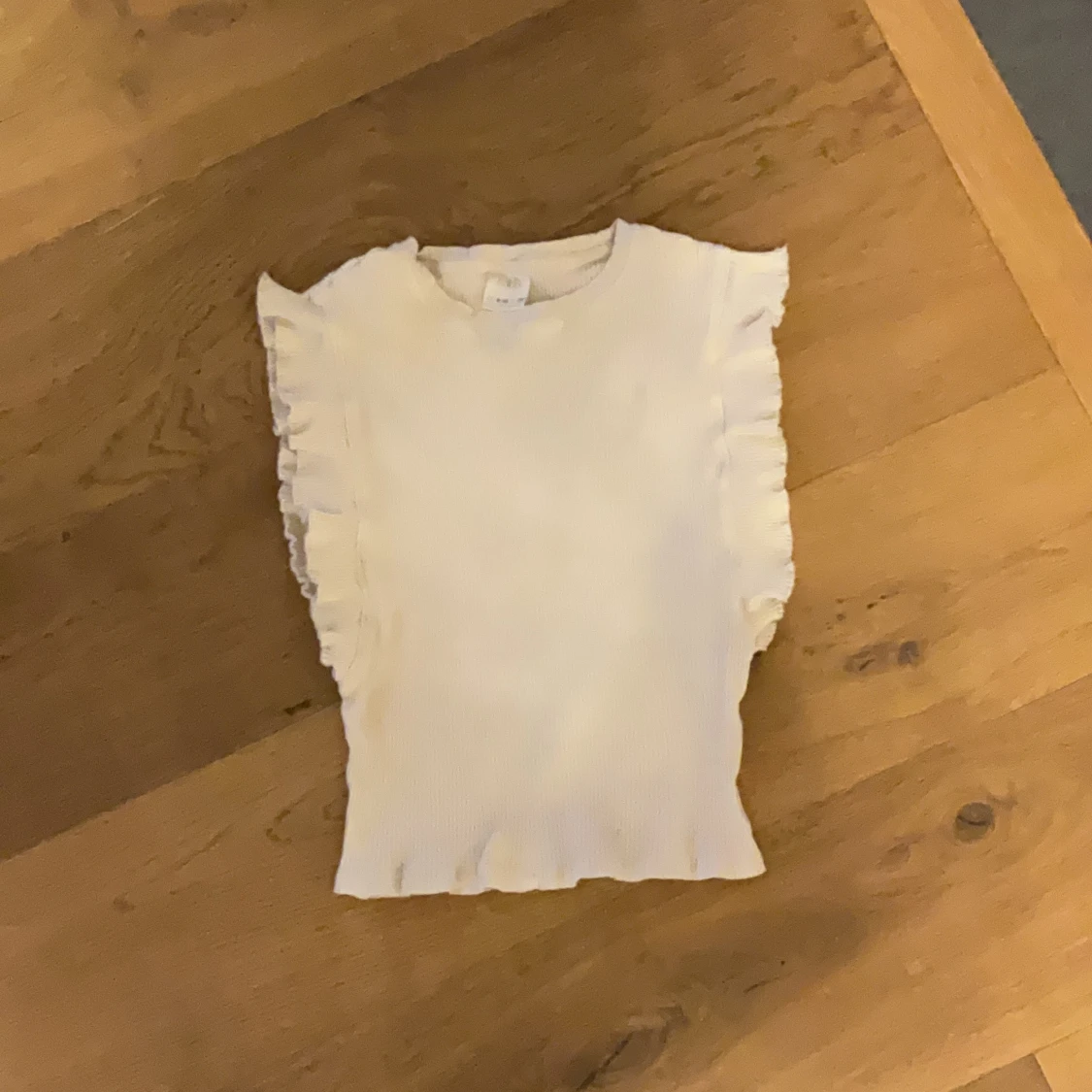 Vit ribbad topp med volang från Zara