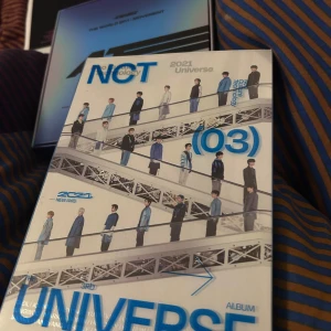 NCT 2021 Universe (Album) (03) kpop album - Upptäck NCT:s tredje album 'Universe' från 2021! Albumet innehåller coola foton på medlemmarna, exklusiva samlarkort och en futuristisk design. Perfekt för dig som älskar K-pop och vill ha något unikt i din samling. Pc ingår