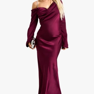 Vinröd långklänning - Säljer en elegant vinröd långklänning i satin. Klänningen har en draperad överdel och figurnära passform som ger en lyxig känsla. Perfekt för speciella tillfällen. Aldrig använd endast testad! 