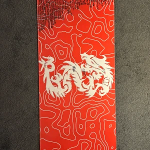 Musmatta (Signerad och sub namn) - Säljer en cool röd Musmatta med vitt drakmotiv och abstrakt mönster. Musmattan är 900x400 mm och är min egen design så sista som finns kvar, signerad och har min gamla sub namn på musmattan. 