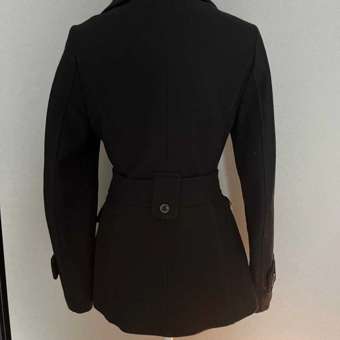 Svart kappa med bälte och stora knappar - 2