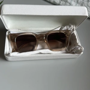 Beige fyrkantiga solglasögon från Chimi - Snygga solglasögon från CHIMI i 04 Ecru🫶🏼 inga repor, knappt använda💕pris kan diskuteras. Påse, tvättduk och låda ingår🫶🏼