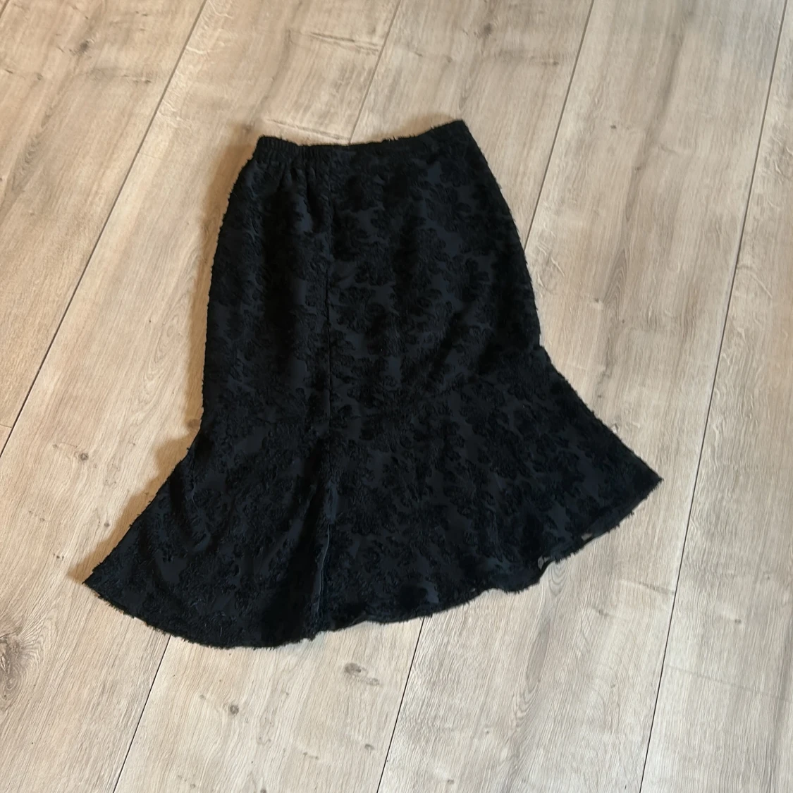 Svart långkjol med volang