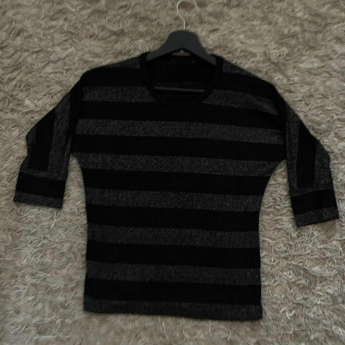 Svart och glittrig randig tröja - 1