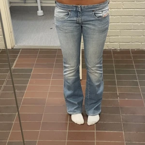 Diesel jeans - Skit coola lågmidjade bootcut jeans från diesel. W29 L34. Tjejen på bilden är 173, och skulle säga att det är en 36 i storlek . 🩵
