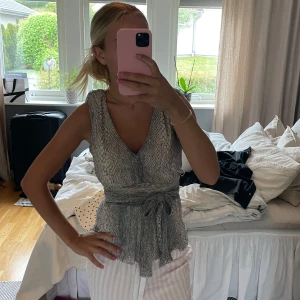 Topp med rosett - Säljer denna toppen i ormmönster med knytning. Toppen är V-ringad i ryggen. Går ej att få tag på i Sverige och helt i nyskick!