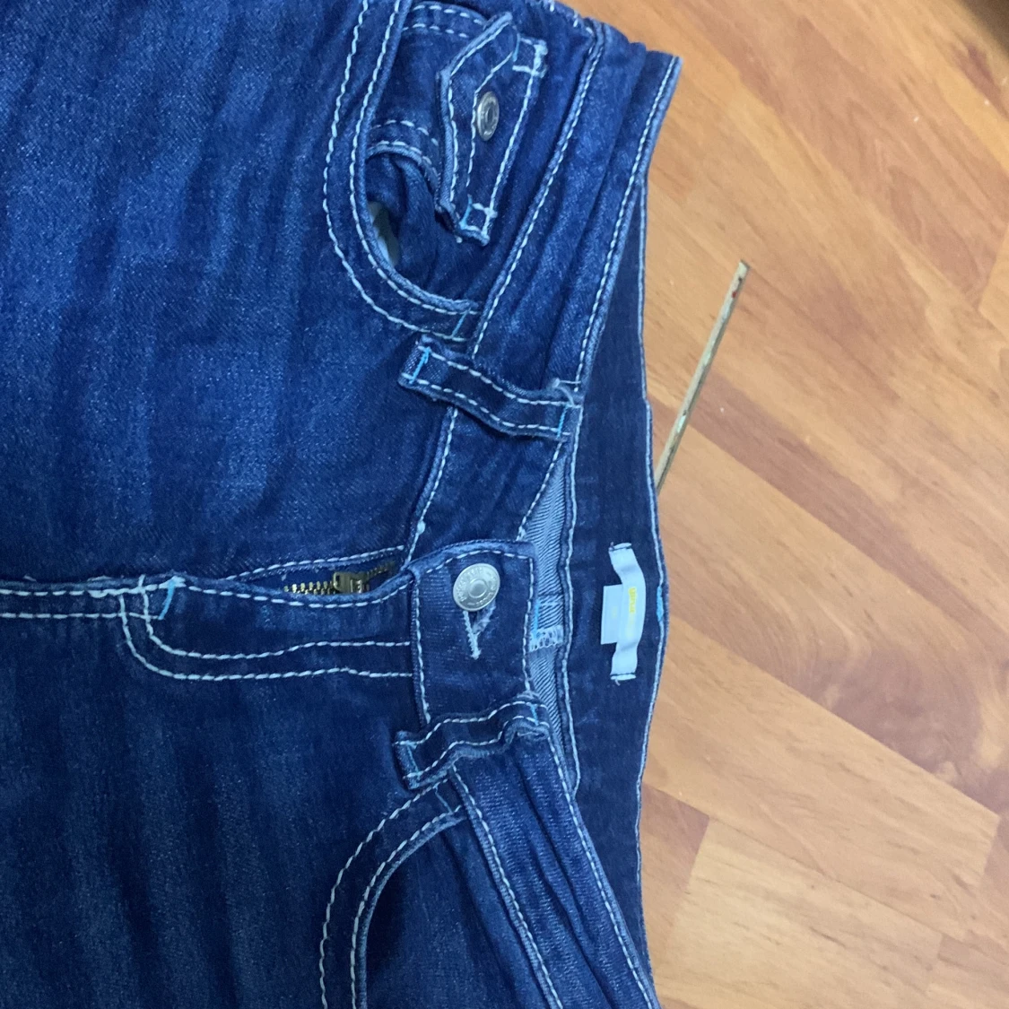 Mörkblå jeansbyxor med kontrastsömmar