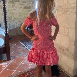 Rosa offshoulder klänning med volang🩷 - Säljer en söt rosa kortklänning med offshoulder-modell och volang nertill. Klänningen har ett blommigt mönster och en figurnära passform upptill. Storleks lappen är borta men skulle säga den passar XS/S🩷