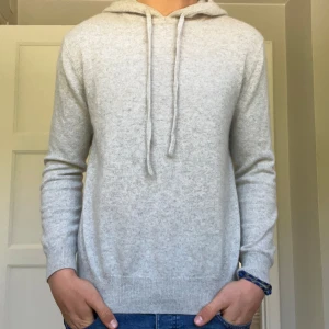 Ljusgrå hoodie i kashmir från Venzo - Mjuk och lyxig ljusgrå hoodie från Venzo i 100% kashmir. Tröjan är använd lite grann men skicket är 10/10 inga defekter ingenting, vid frågor så är det bara att höra av sig!