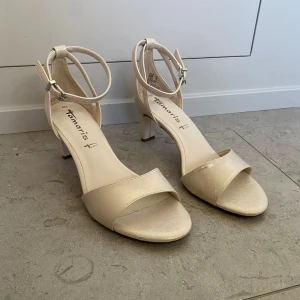 Beige-guldiga sandaler med klack - Helt oanvända och nypris 699kr. Från tamaris. Perfekt som balskor eller till andra fina tillfällen ⭐️klacken är 7,5cm