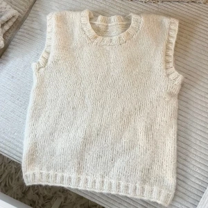 Vit stickad väst - Hemmagjord väst som är helt ny, alpacka ull som är supermjuk. Så fin till sommaren🌞Passar någon med XXS🤍