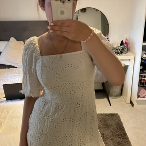 Vit klänning från Steps - Superfin vit klänning. Klänningen är söt och somrig. Perfekt för varma dagar eller speciella tillfällen. Materialet känns luftigt och lätt. Storlek M men passar S. priser kan diskuteras❤️