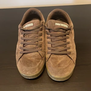 Bruna sneakers från Kustom i mocka - Bruna sneakers från Kustom med ovandel i mocka och klassisk snörning. Storlek 43 men sitter mer som en 42