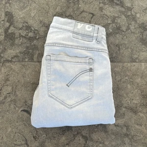 Dondup jeans - Säljer dessa snygga Dondup i modellen George. Storlek 34 men sitter som 32/33. Grymt skick!