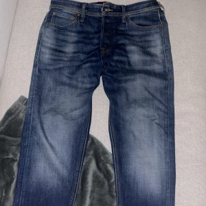 Jack & Jones jeans W:31 L:30  - Säljer ett par Jack & Jones jeans som ej kommer till användning mer. Inga defekter eller liknande. W:31 L:30 