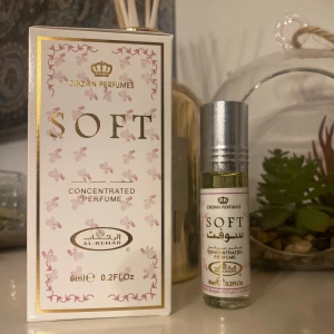SOFT Parfymolja 6ml - Ny i originalförpackning! Mjuk och behaglig söt doft som aldrig känns tung. Funkar utmärkt  som den är & som layer med Pink Sugar👌 Parfymoljan öppnar med en fräsch kombination av karamell och citrus. I hjärtat hittar du toner av vanilj, vetiver, orkidé och vit mysk som ger en harmonisk och blommig känsla. Doften avrundas med en utsökt blandning av jasmin och varma, träiga toner. Toppnoter: Karamell, citrus Hjärtnoter: Vanilj, vetiver, orkidé, vit mysk Basnoter: Jasmin, trätoner. Postar snabbt!💌