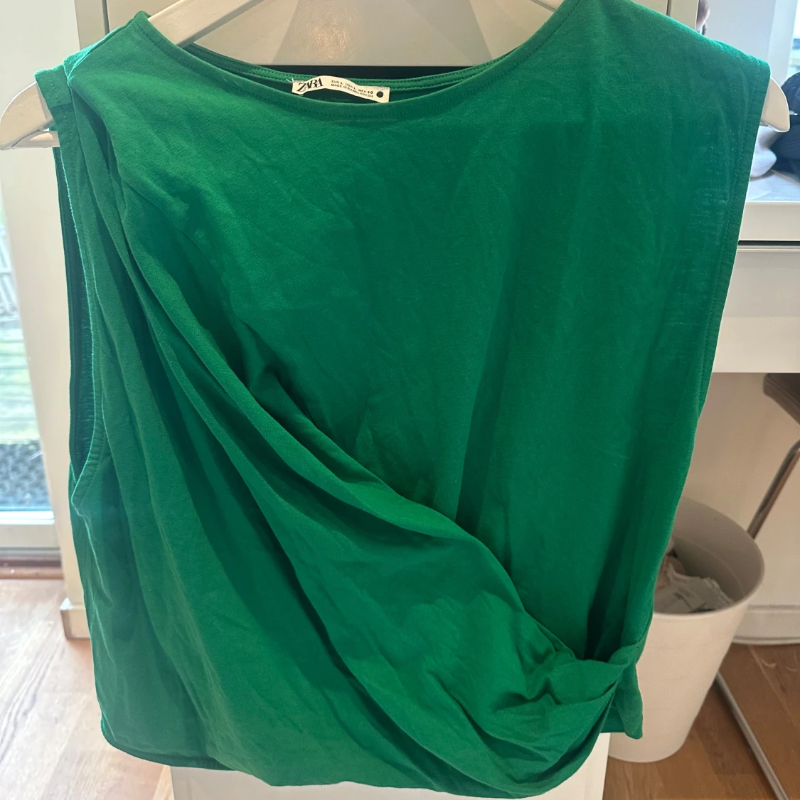 Grön draperad ärmlös topp - 4