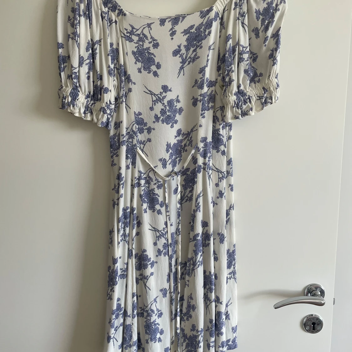 Vit och blå blommig klänning från Mango - 3