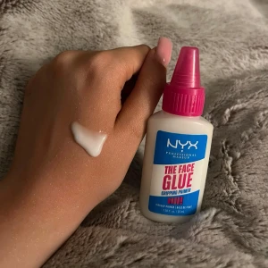 NYX The Face Glue Gripping Primer - NYX The Face Glue Gripping Primer i en vit plastflaska med rosa kork. Primern har en krämig, vit konsistens och är framtagen för att ge sminket extra fäste. Oanvänd (förutom bilden)💞