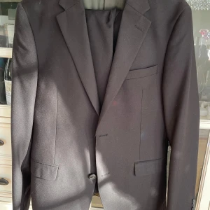 Herrkostym stl S/M - Kostymen är svart och i stl 48 (M). Den användes en gång och är i mycket gott skick. Märket Esprit. Pris 800kr plus porto.