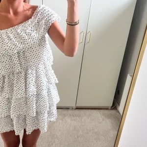 Zara klänning prickig  - Efterfrågad prickig Zara kläder off shoulder 