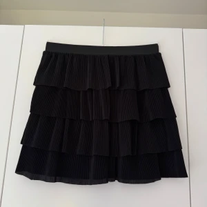 Kjol från H&M - Storlek M. Aldrig använd.