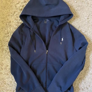 Ralph Lauren Hoodie - Säljer denna Ralph Lauren Hoodie då jag har växt ur den. Storlek M. Den är i bra skick även fast den är använd en del (Därav Pris) Vid Fler frågor och funderingar tveka inte på att höra av dig.  Mvh Ludde
