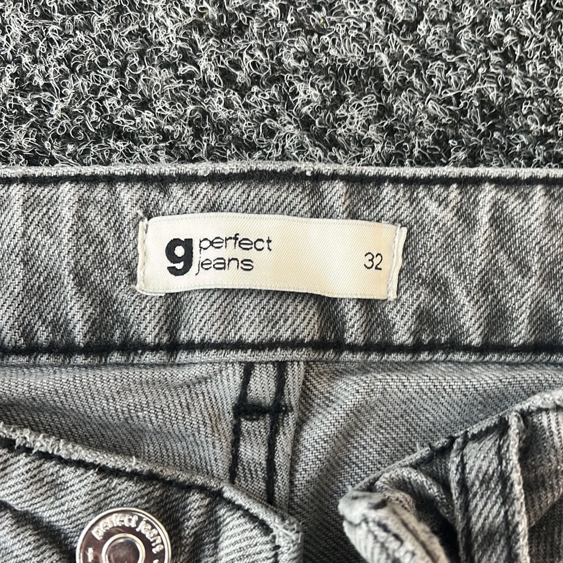Grå jeans från gina tricot välj pris - 1