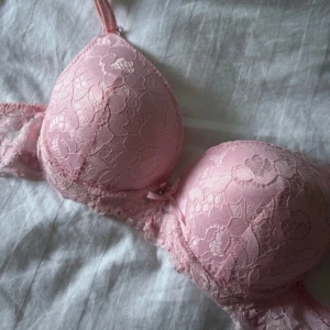 Rosa BH - En rosa push up BH från Shein som aldrig är använd eftersom den inte passade mig! Storlek S, skulle säga A/B kupa!🥰
