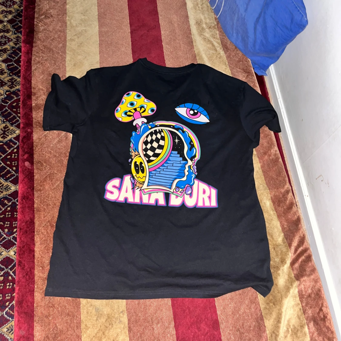 Svart t-shirt med färgglatt tryck från Sana Duri - 1