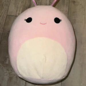 Squishmallows 30cm - En söt och färgglad Squishmallow. Nästan i nytt skick! Stor och mjuk:) 30cm stor!💘