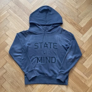 Replay hoodie med tryck - Sjuk hoodie från replay med tryck på framsidan! Väldigt annorlunda modell som få har. Längd från axel ca 64cm. Bredd ca 51cm. Armlängd ca 69cm. Skulle passa någon mellan 178-184 ungefär. Stor luva som ni ser. Inga skador eller fläckar! Kom gärna med bud osv för är osäker hur mycket jag ska sälja för.