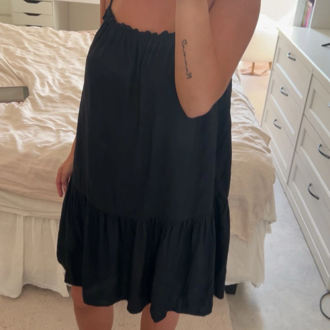 Svart axelbandslös kortklänning - 1