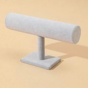 Ljusgrå smyckeshållare i sammet - Stilren smyckeshållare i ljusgrå sammet, perfekt för att visa upp armband, klockor eller halsband. Cylindrisk form på en stadig fot, klädd i mjukt material som skyddar dina smycken och ger en lyxig känsla till rummet.