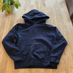Ralph Lauren hoodie  - Hej! Säljer en riktigt snygg hoodie från Ralph Lauren. Den är i väldigt bra skick och är i storlek 14-16 passar runt 163-172 ungefär. Pris kan diskuteras vid snabb och smidig affär!