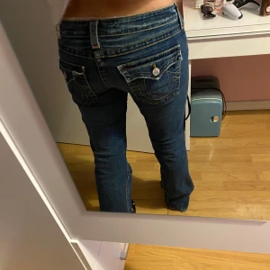  True Religion jeans bootcut - Intressekoll för dessa , är inte helt säker på om jag ska sälja dessa eftersom de är mina favorit jeans men är pank haha, men till ett bra pris kan jag tänka mig! De true religon jeans i storlek w30 och går ner hela vägen till marken och lite till då jag är 174cm. Vanligtvis har jag ca 38/M i byxor för referens. Finns lite slitningar längst ner (sista bilden)