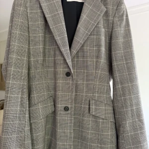 Kavaj  - Kavaj från InWear. Invävd silvertråd. Figursydd 