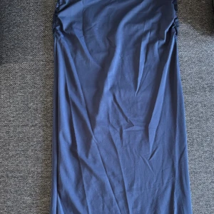 Marinblå långkjol från SHEIN - Säljer min marinblåa kjol från shein då den inte kommer till användning, skriv för frågor🤍