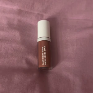 e.l.f. Camo Liquid Blush - Flytande rouge från e.l.f. i en varm, brunrosa nyans. Kommer i en liten cylinderformad flaska med vit skruvkork och applikator. Perfekt för att ge kinderna en naturlig färg med ett fräscht glow. Har använt den 1-2 gånger.