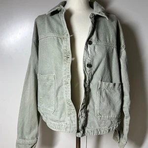 Grön jeansjacka Zara  - Populär jeansjacka från Zara. Storlek s, fint skick. Köp sker via köp nu, jag postar inom 24h. Kvar tills markerad såld 